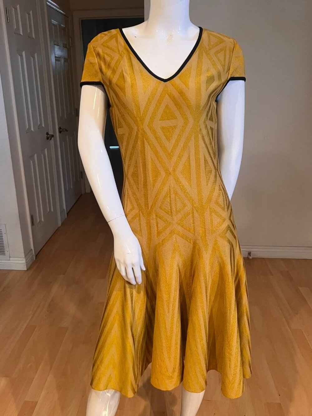 $1295 ST JOHN TENT GEOMETRIC KNIT FIT & FLARE DRESS SIZE 6 US MUSTARD